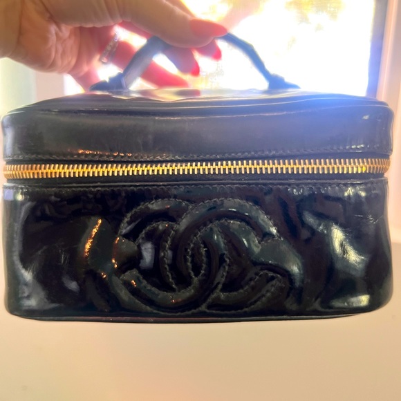 100% Authentic CHANEL timeless CC Vanity Case patent - Picture 1 of 10